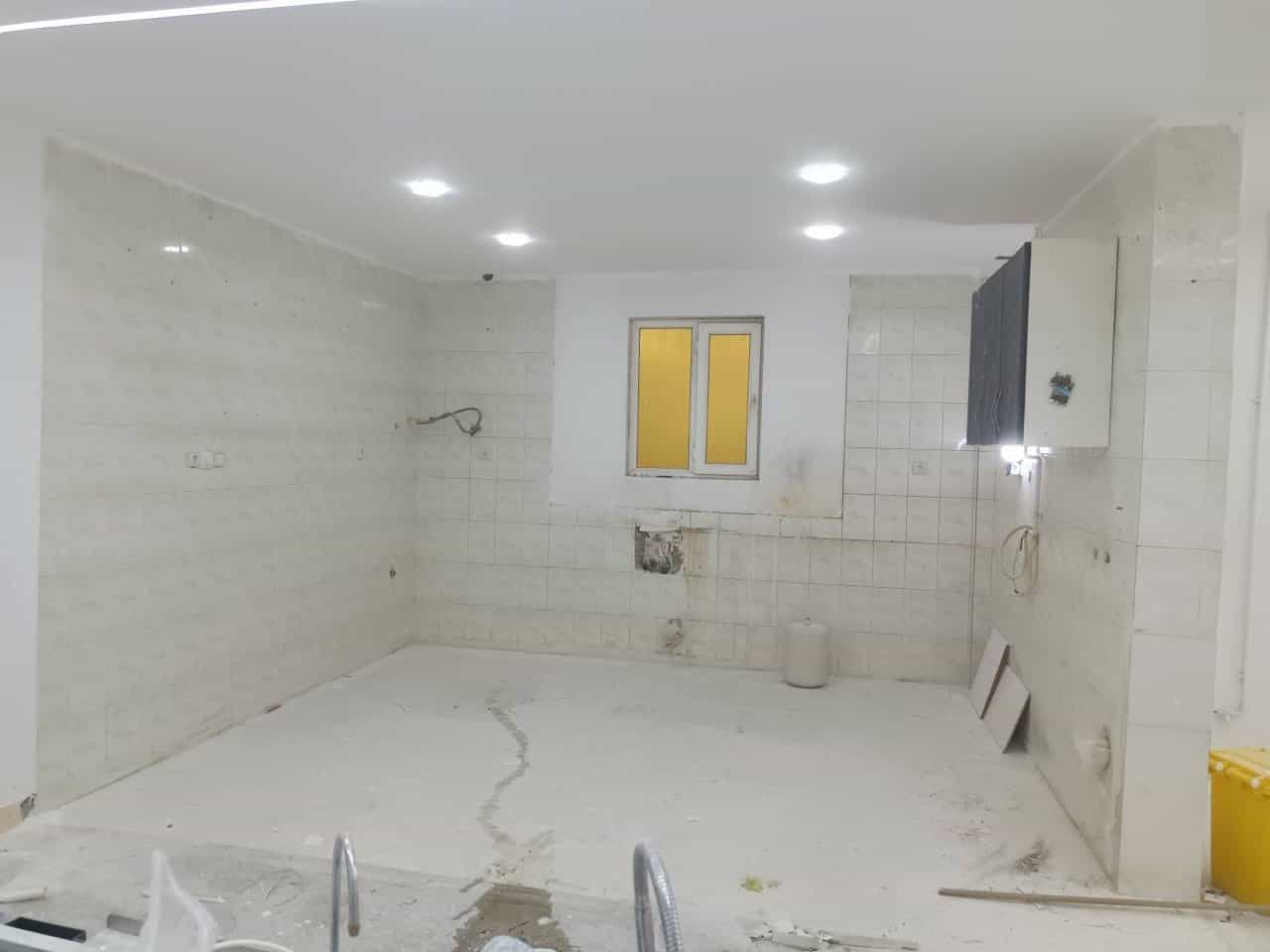 تصویر آشپزخانه خالی و قدیمی با دیوارهای کاشیکاری شده سفید آماده برای اندازه گیری، طراحی آنلاین کابینت و رندر سه بعدی